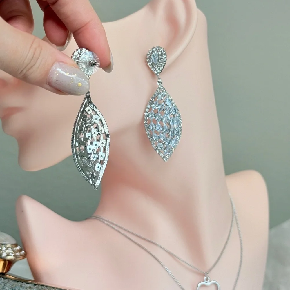 ⚜️ Chic Silver Teardrop Earrings